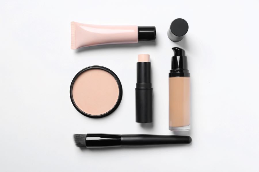 Makeup Concealer vs. Foundation