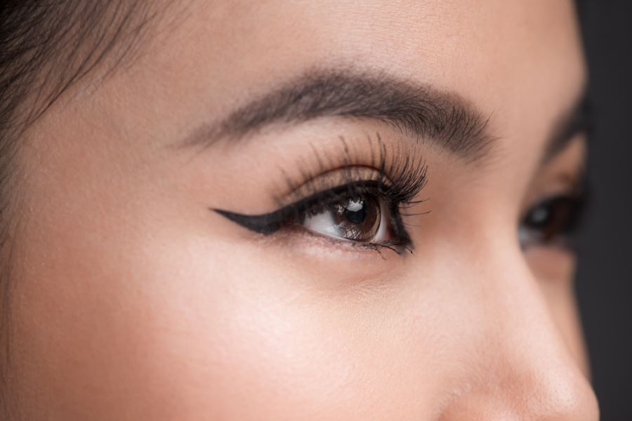 how to apply eyeliner